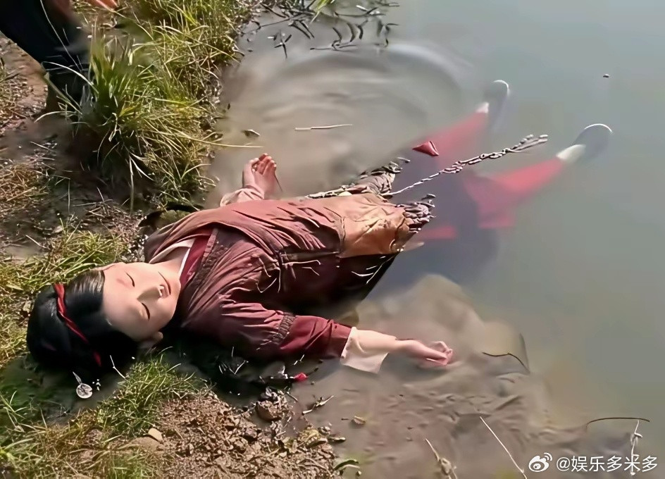 演员拍下水戏，下身居然要用保鲜膜裹起来？！我不禁好奇这能起到什么作用？