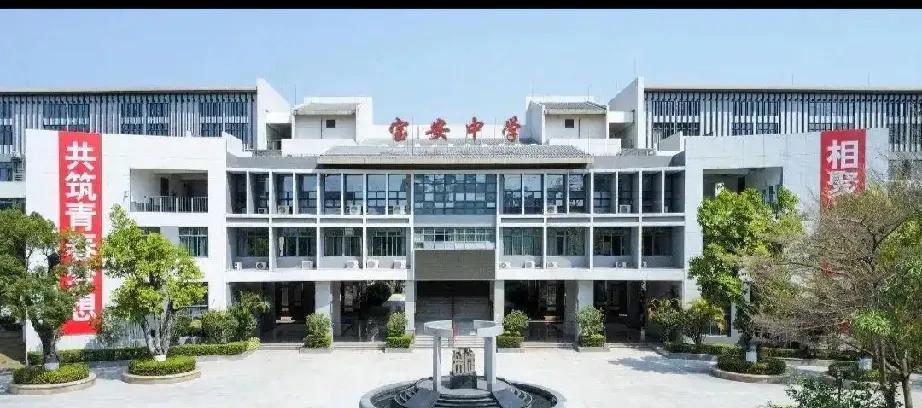 再也不要吹深圳中学如何如何牛逼了。它跟其他四大，八大，甚至十二大都没什么太大区别