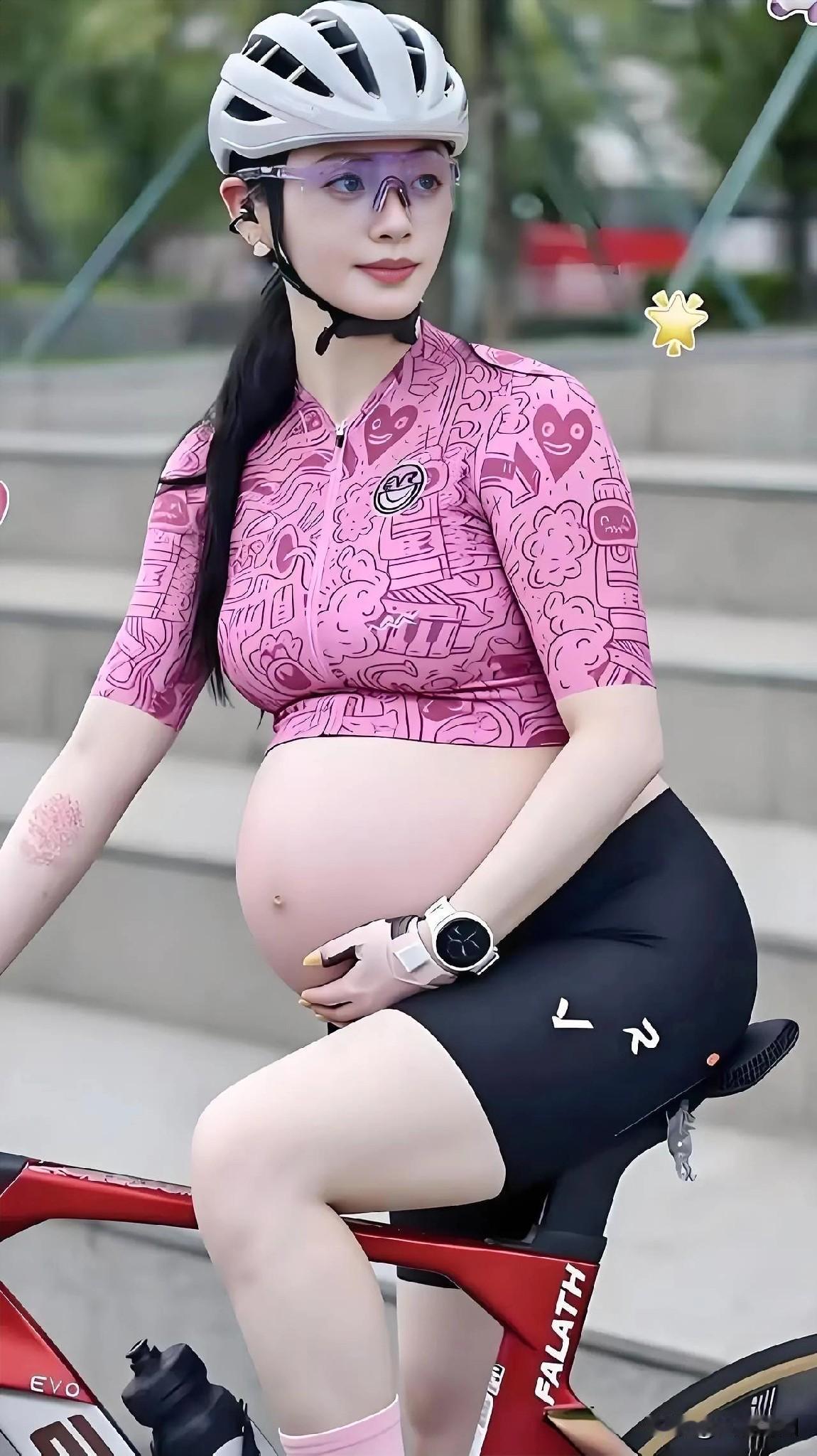 怀孕的妈妈骑着自行车外出散步。怀孕背影孕大肚子运动孕妈出游照街头孕照孕妈