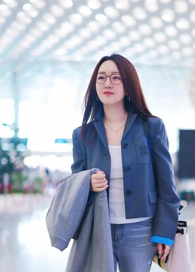 杨钰莹不扮嫩更惊艳！灰西装搭牛仔裤美出高级感杨钰莹最新机场造型太圈粉了，终