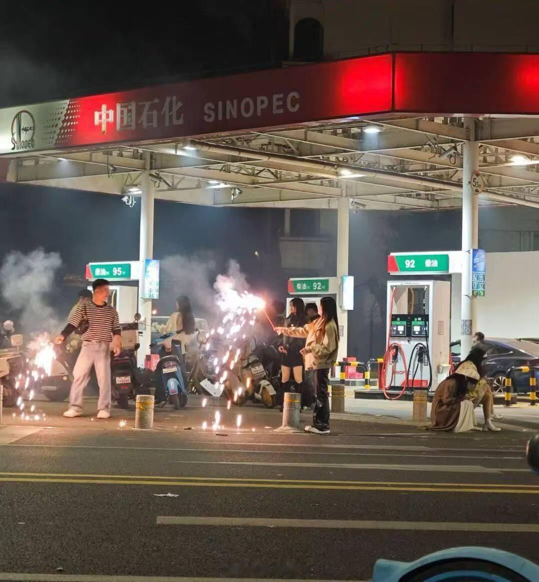 这不是放仙女棒，这是想放个大烟花