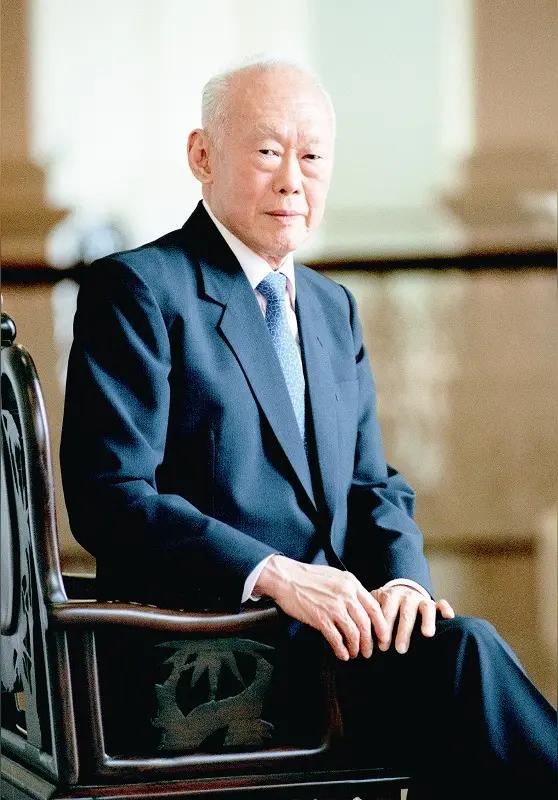 李光耀二战时，居然是日本侵略者的翻译？怪不得，李显龙居然接受了日本的勋章！我终