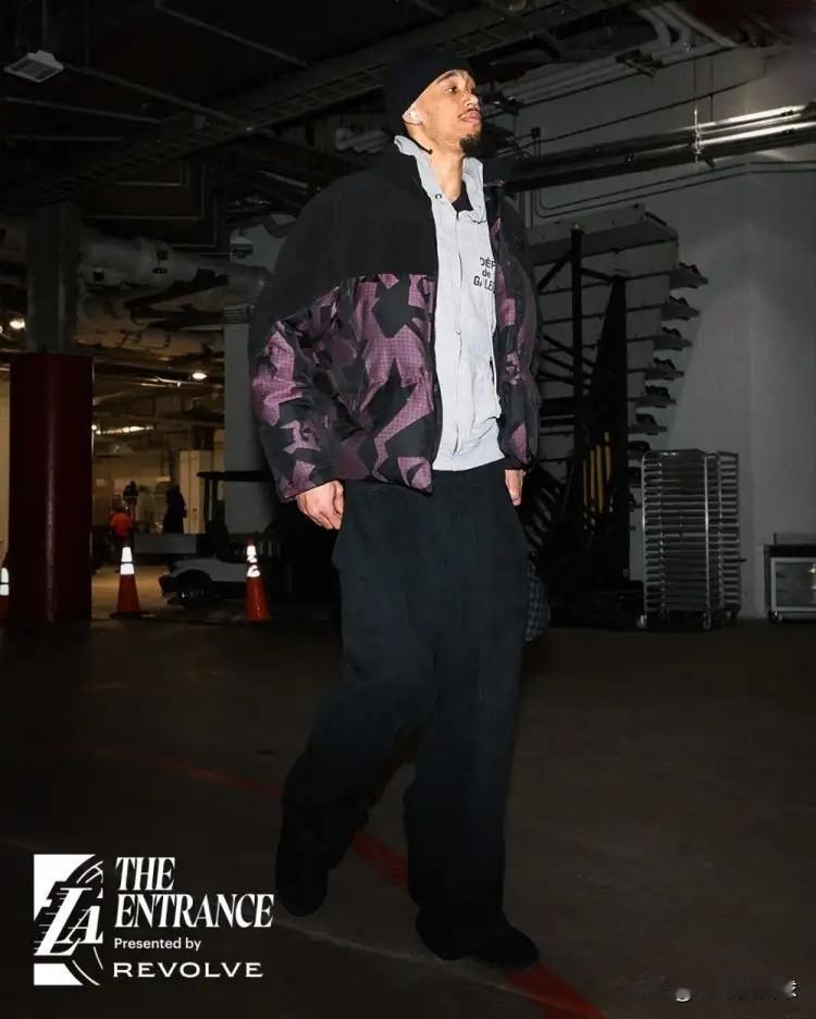 湖人巨星詹姆斯真是太让人心疼了！今天湖人中锋海斯在接受媒体采访时，被问到最想隔扣