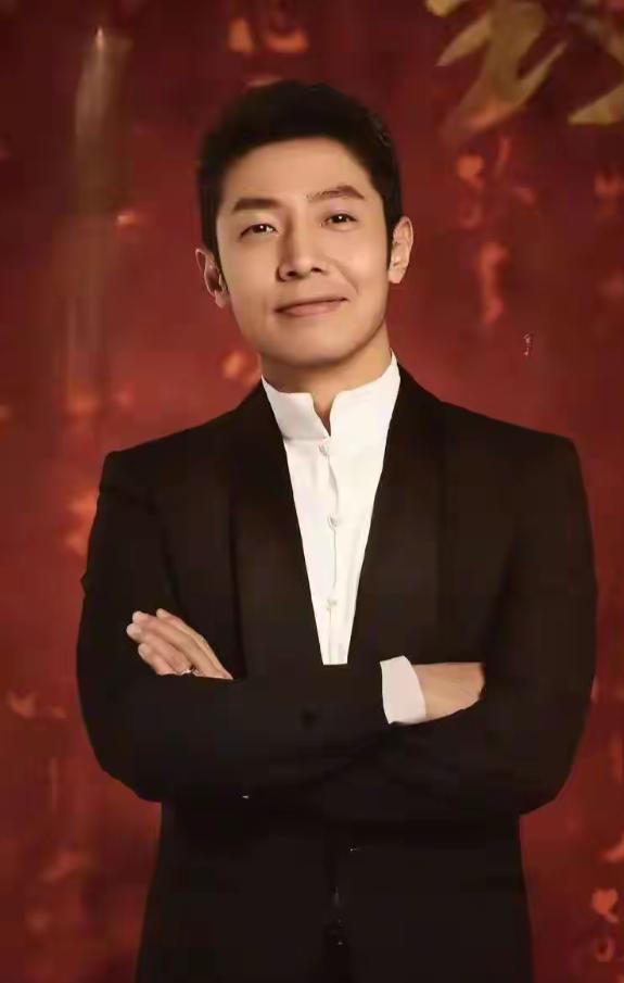 4月28日，太牛了！谁说50岁就该坐等退休？央视主持人撒贝宁偏偏在这个年纪，给自