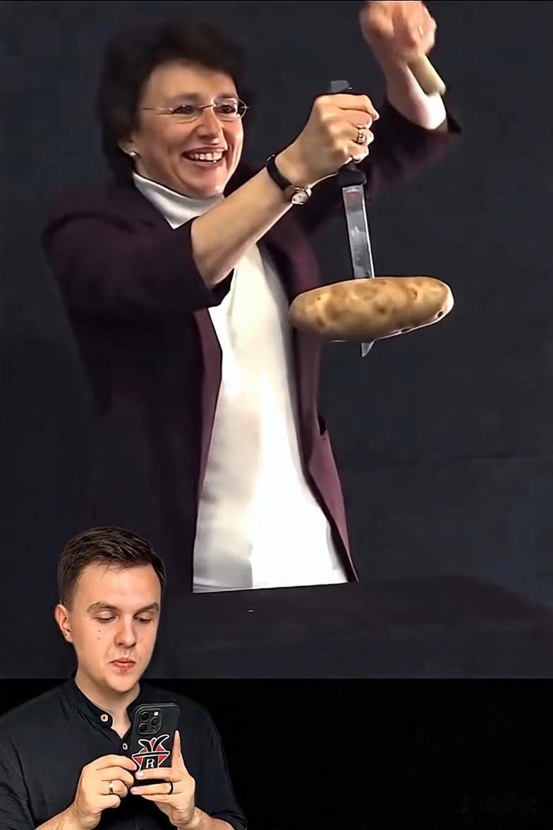 前几天看了一场超绝的土豆魔术表演。魔术师把土豆放在一个看似普通的盒子里，晃了几下