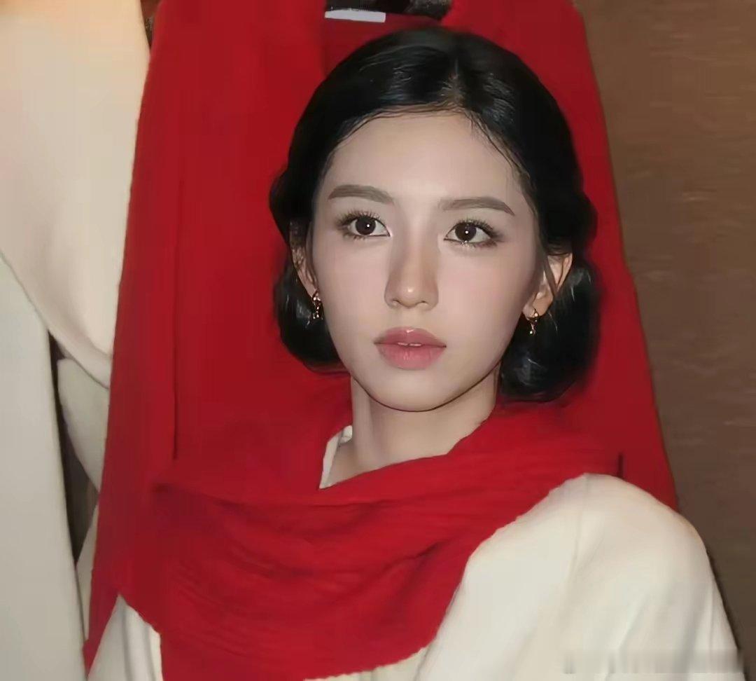 王安宇新戏女主突然换人，周也顶了章若楠。听说两边为了谁排第一吵崩，章若楠干脆不演