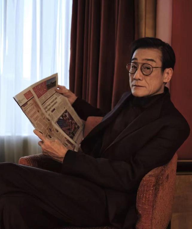 大家发现没？梁家辉这个人真的不能细扒。因为越扒你就越会明白，那身被吹了几十年