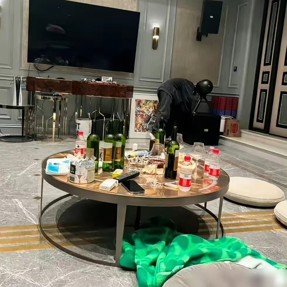 鹿晗3.6亿豪宅被曝土掉渣，活像个县城KTV，一屋子大金边配着水晶灯