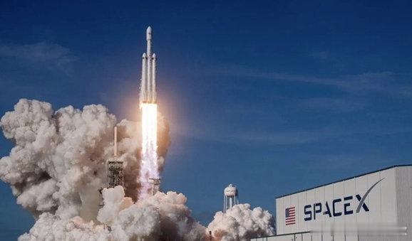 【SpaceX最早6月12日上市贝莱德拟投至少50亿美元】5月18日消息，据媒