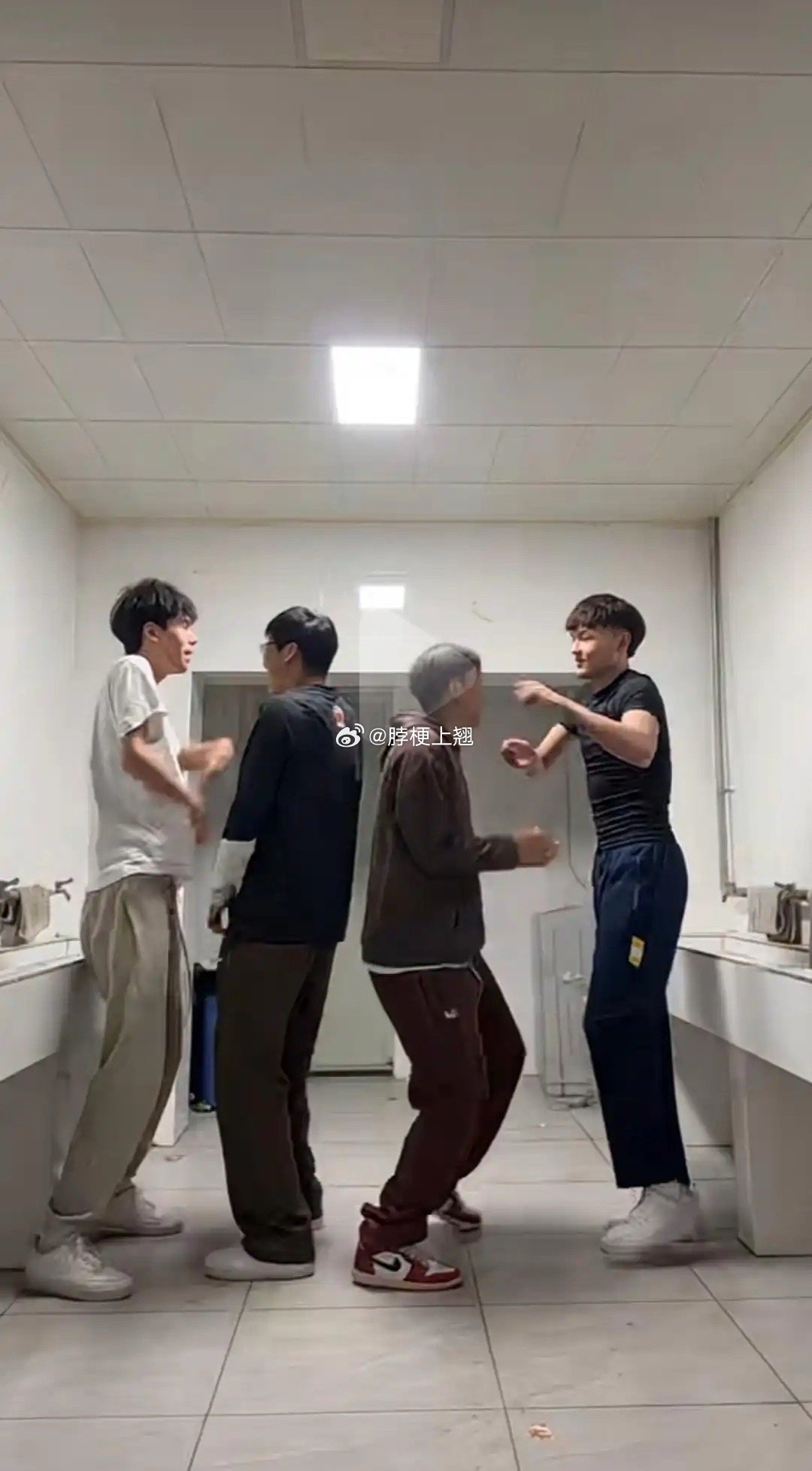 198和190感觉差了两个头？这身高真的对吗