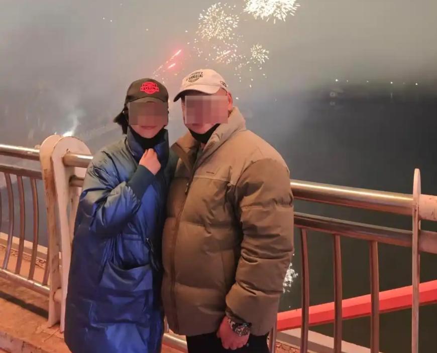 2025年4月，裴某波和女友申某菊处对象时，透支了申某菊的信用卡，后来因为