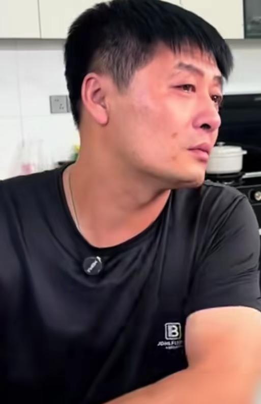 42岁烧烤老陈直播间哭了，不是矫情，是被羊毛党薅穿了。 他给家乡带货迪可牛肉