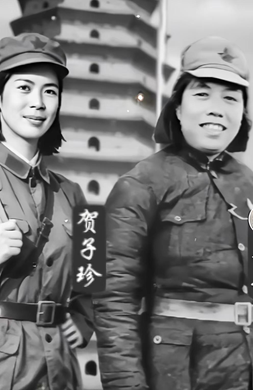 镜头前，贺子珍与邓颖超并肩而立，英姿飒爽。她们是无产阶级革命家，也是伟大的母亲。