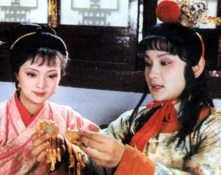 在一次节目中，欧阳奋强透露：当年他在《红楼梦》剧组曾暗恋一个女演员，她太漂亮了，