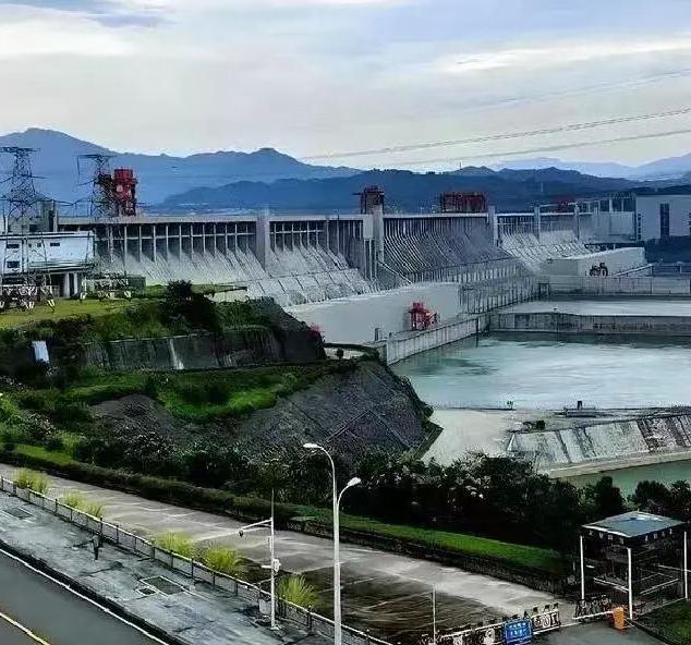 起初，三峡大坝原本打算建150米高，水库最远能淹到四川长寿县。后来，重庆市委给中
