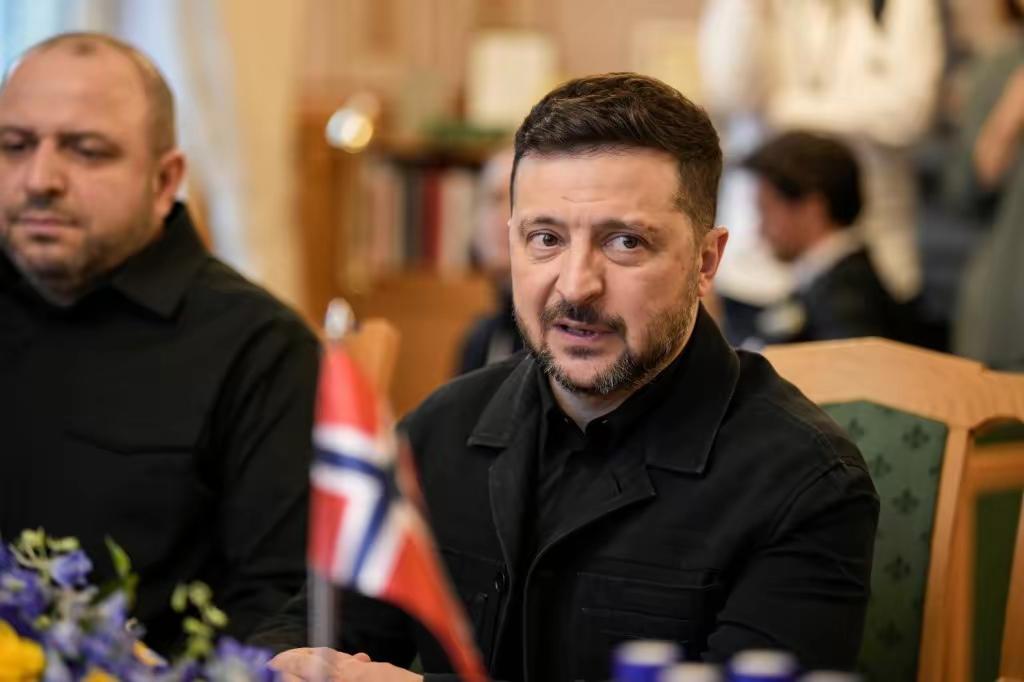 到底谁是白痴，这就是泽连斯基对美国最贴切的评价。泽连斯基在接