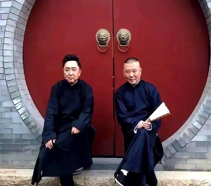 2006年郭德纲被师父杨志刚告上法庭，索赔百万师徒反目成仇。正当全网骂郭德纲“
