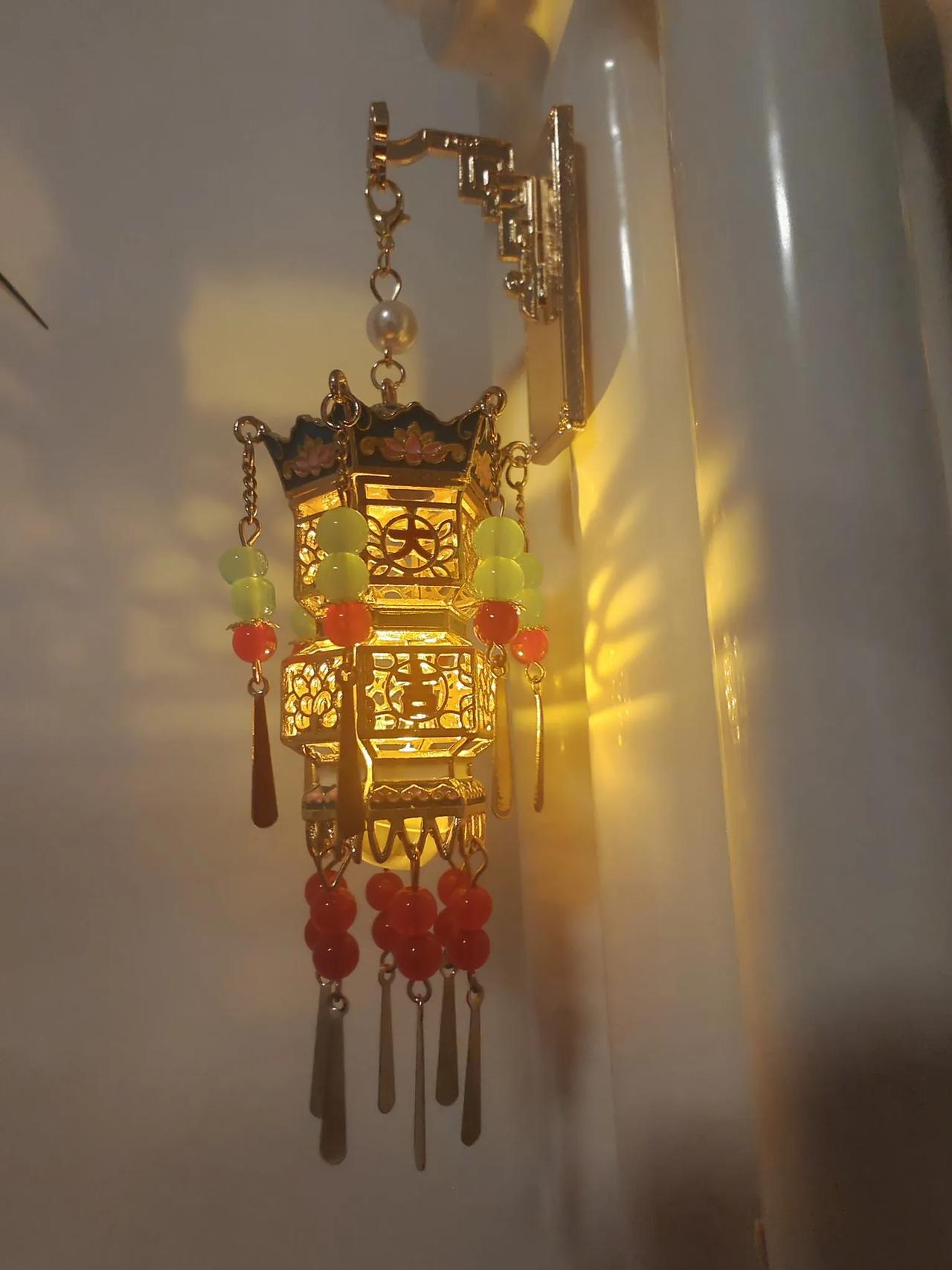 表妹来北京玩，送了她一个故宫大吉宫灯冰箱贴，当时她可喜欢了，觉得特别好看，鬼迷日