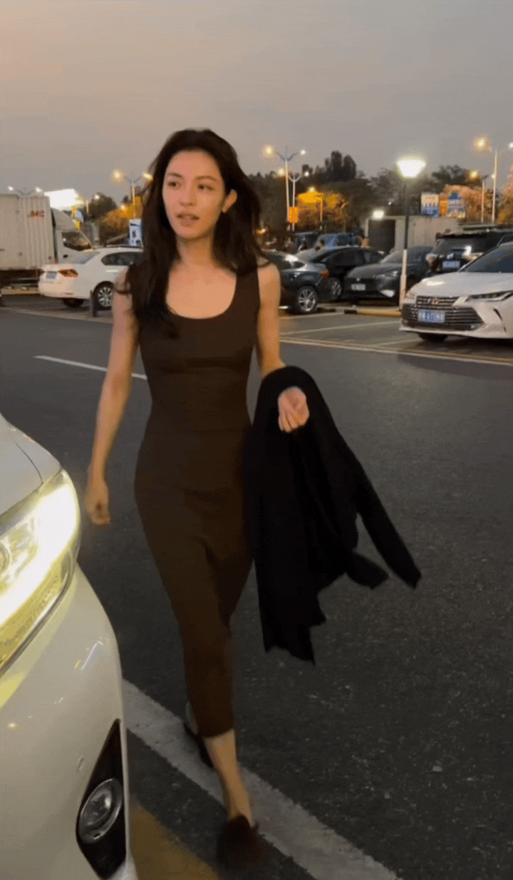 钟楚曦素颜出门被粉丝夸身材很曼妙，结果她给了一个傲娇的“白眼”，不过这身材确实很