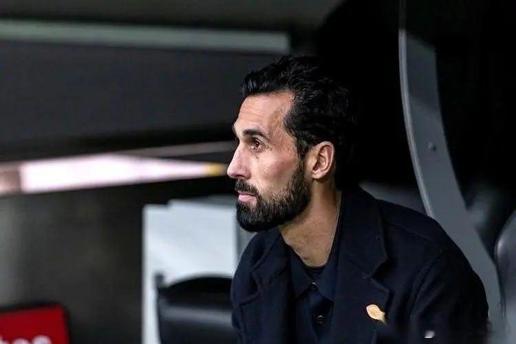 说说皇马的阿韦洛亚，接替阿隆索，总共就带了6场比赛。第一场，杯赛，踢一个西乙快降