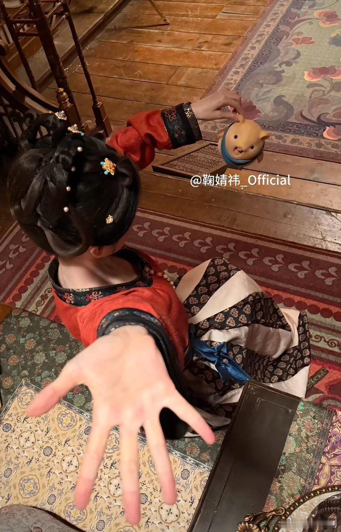 鞠婧祎也看铁拳教育了绝了！《万花世界》主母这个手势简直是《铁拳教育》彩蛋本蛋！