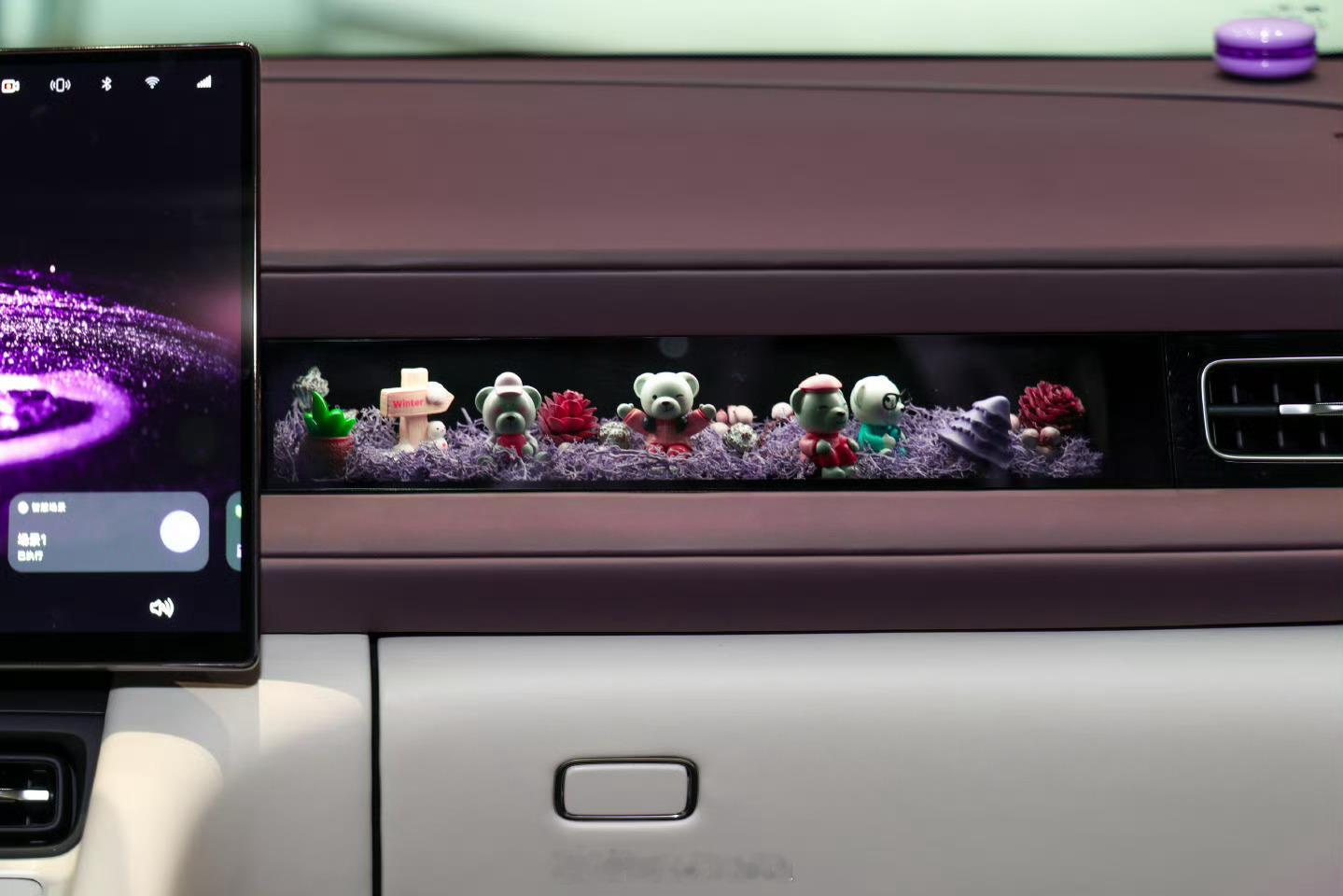 问界M6搭载可DIY副驾灵感橱窗喜欢在车上放手办的朋友们！这下不用担心手办因为急