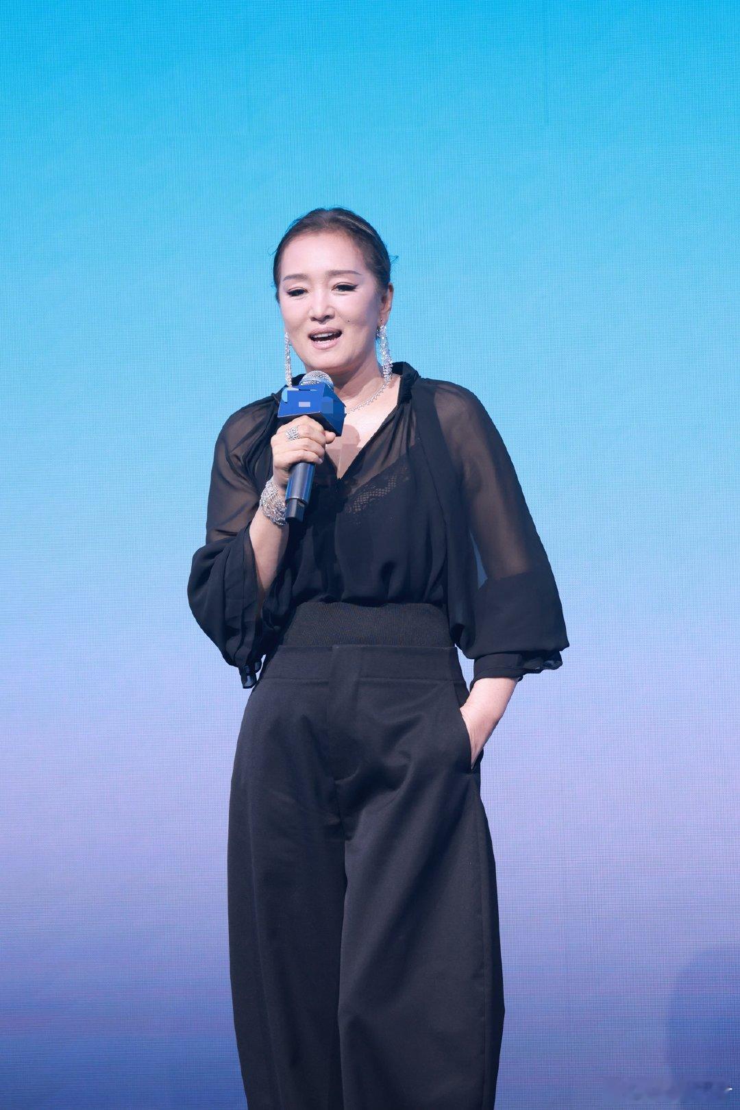巩俐近期状态来聊聊巩俐近期状态，生图几乎没有过度修饰，神态舒展大方。比起少女感