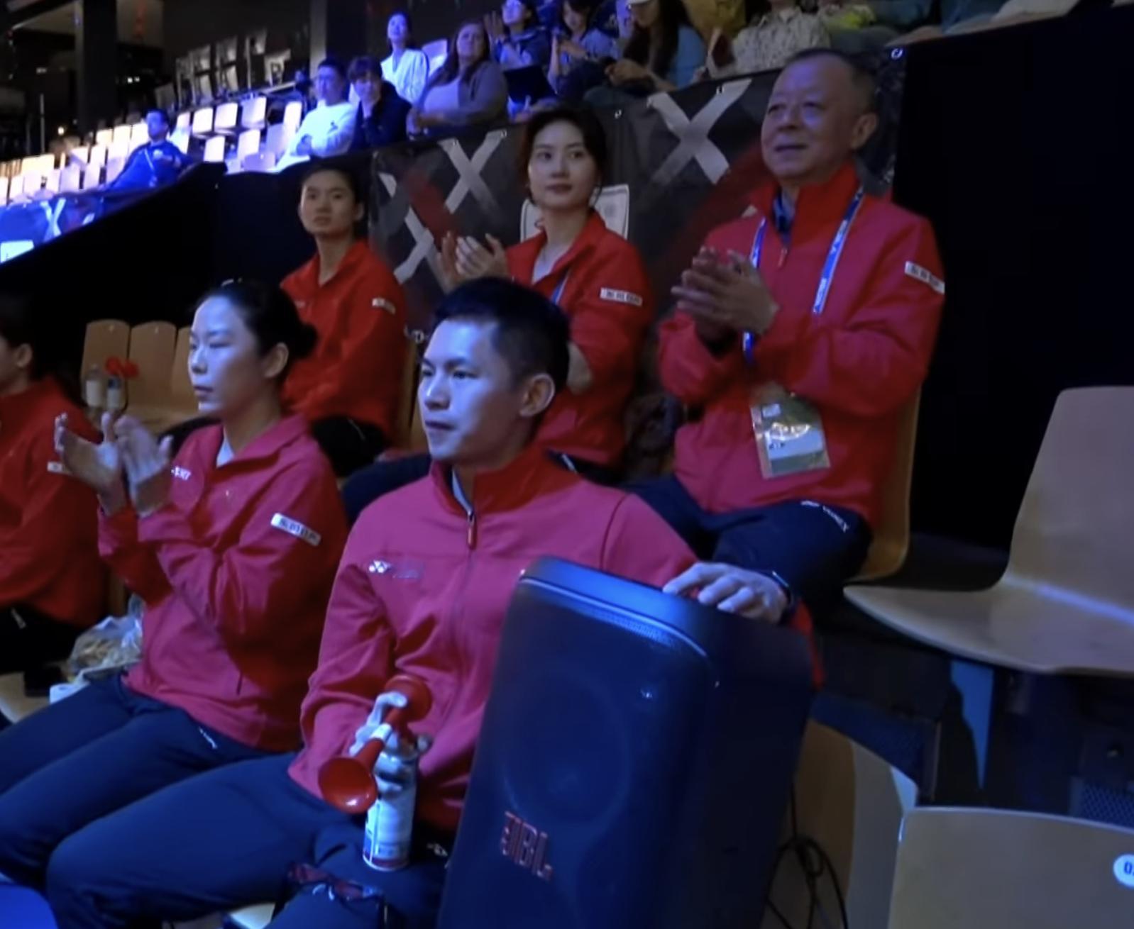 这位美女翻译已经跟国羽好多年了！美女翻译姐姐陪了国羽10年了国羽晋级尤杯决赛尤杯