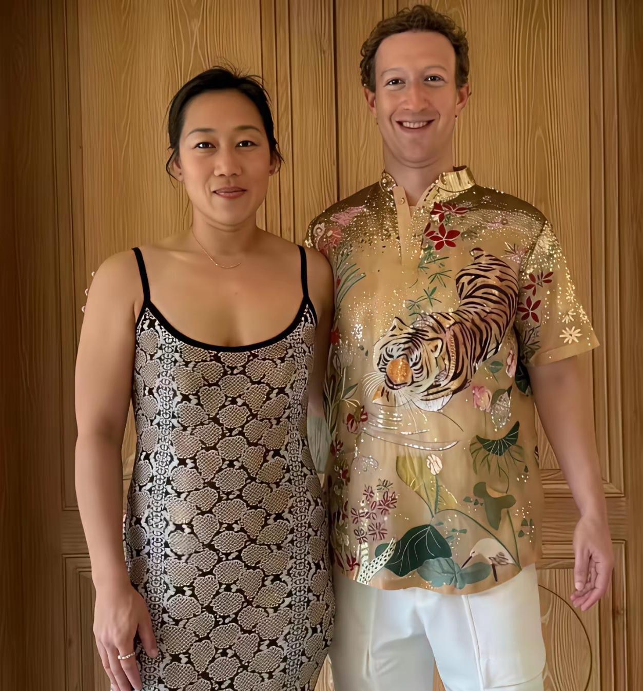 马克·扎克伯格穿着中式衬衫拥着他的妻子这个身家2220亿的大富豪深爱着他的妻