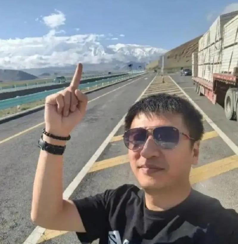 终于搞清楚了为什么张雪峰突然暂停直播两个月原来他自己在镜头前哽咽