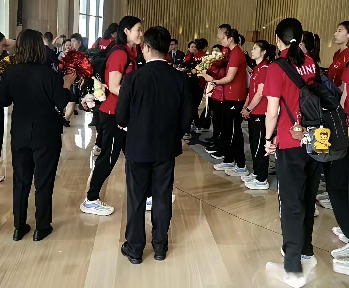 中国女排抵达天津，刁琳宇、张籽萱、解盛钰都在，亚锦赛14人参赛名单仍悬而未决