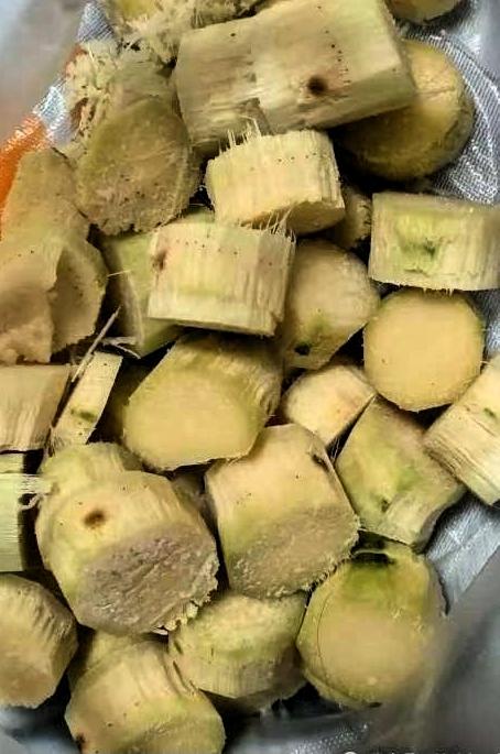 买了一根甘蔗，老板随口问我要不要甘蔗节，我想着回家煮点糖水喝就说要谁知道老