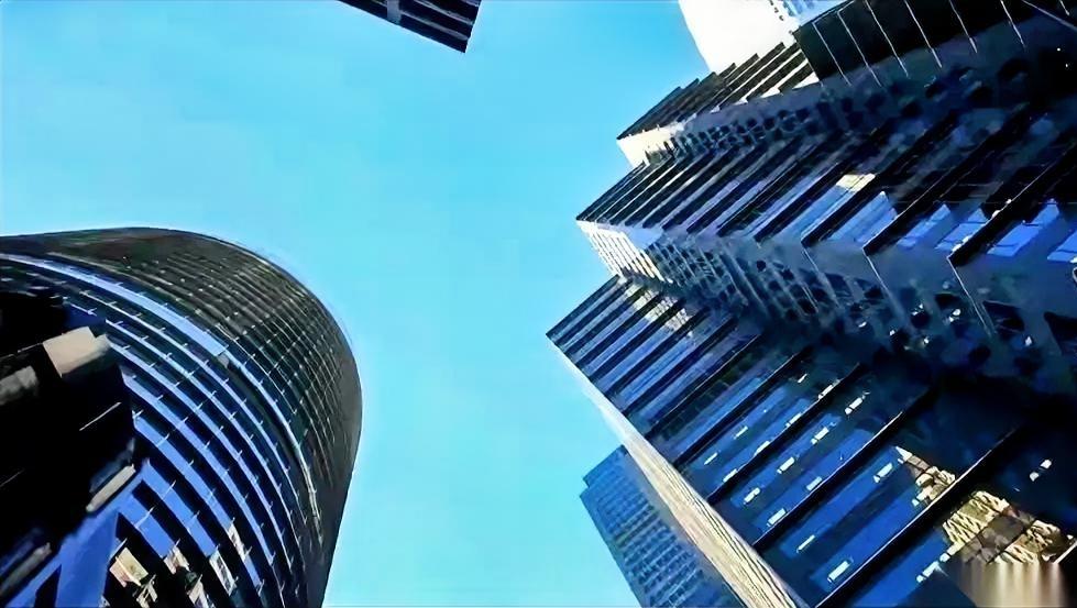 最近有个事儿，听着真解气。那些盘踞在小县城里，靠着爹妈关系，舒舒服服“世袭”铁