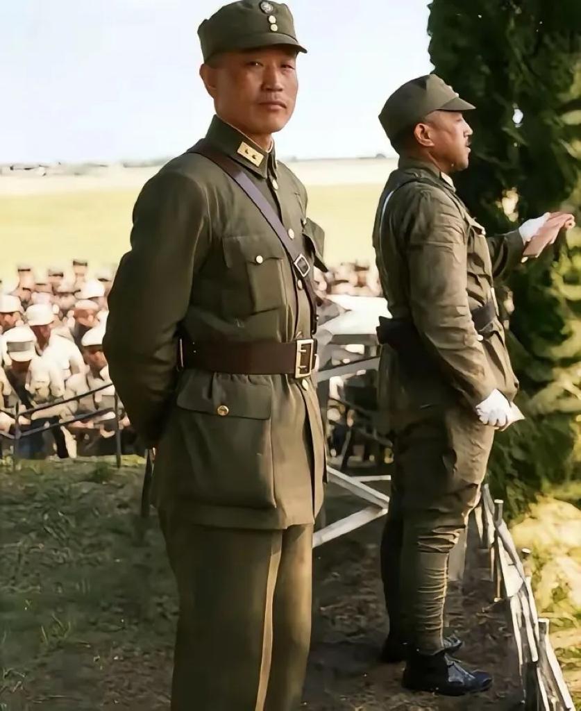 1943年，滇缅前线，中国远征军司令卫立煌和副司令杜聿明在前线的留影，照片中二人