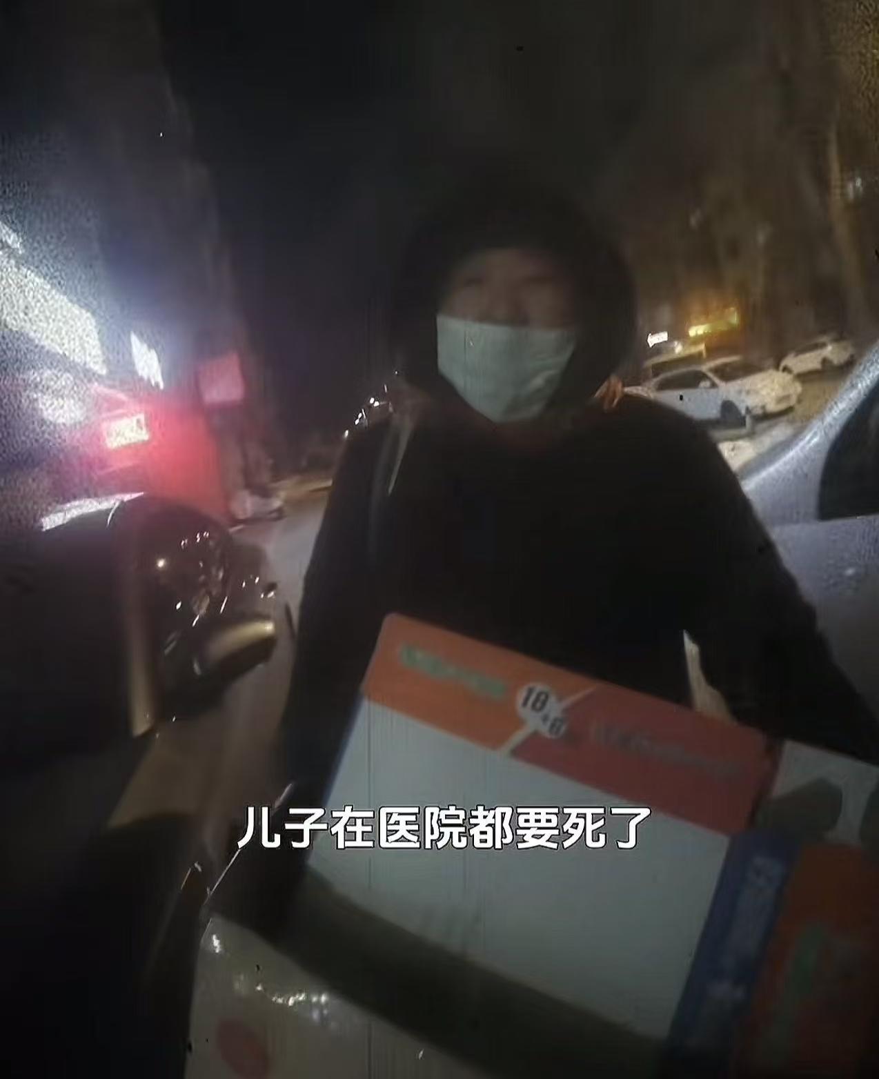 看哭了！老板放在店门口的纸箱连续被人偷，于是蹲守三天，终于抓到了偷纸壳的大妈。不