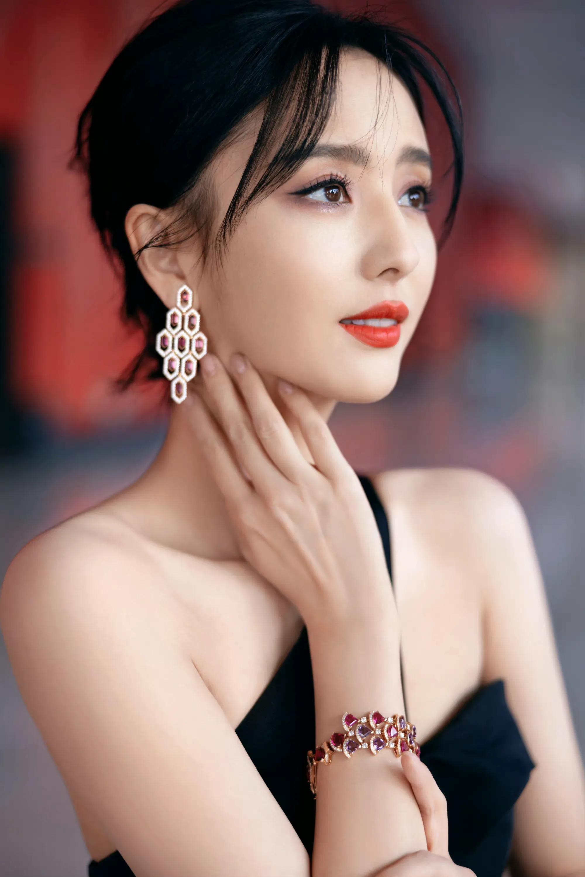 我是丰满型女生，第一次与男友约会，谈不到二十分钟，他就向我靠近，伸手要摸我的胸。