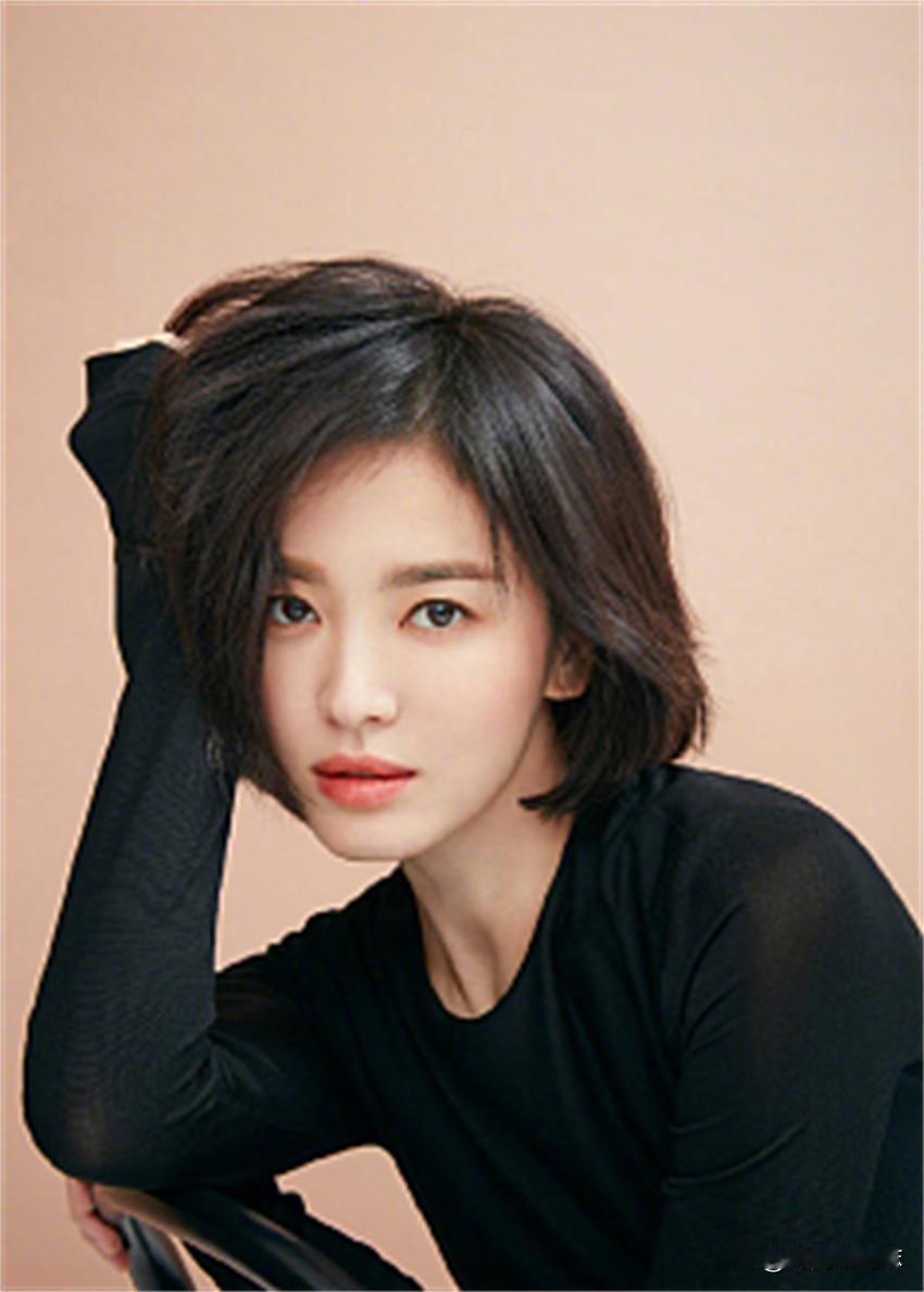 韩国女星宋慧乔短发及盘发造型