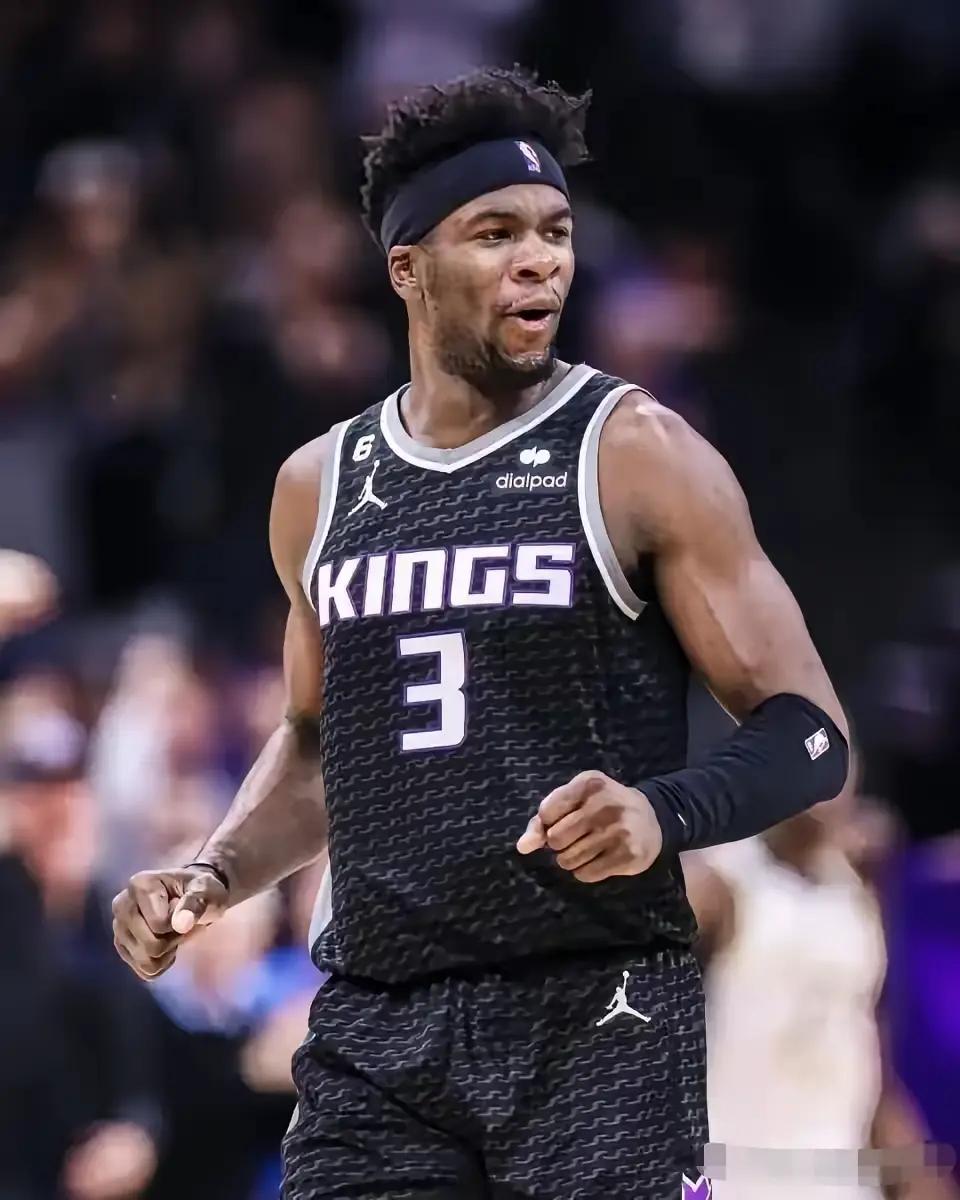 山东高速辞退了后卫鲍威尔后，急需一名小外来补充控卫实力。据体育媒体报道，曾在