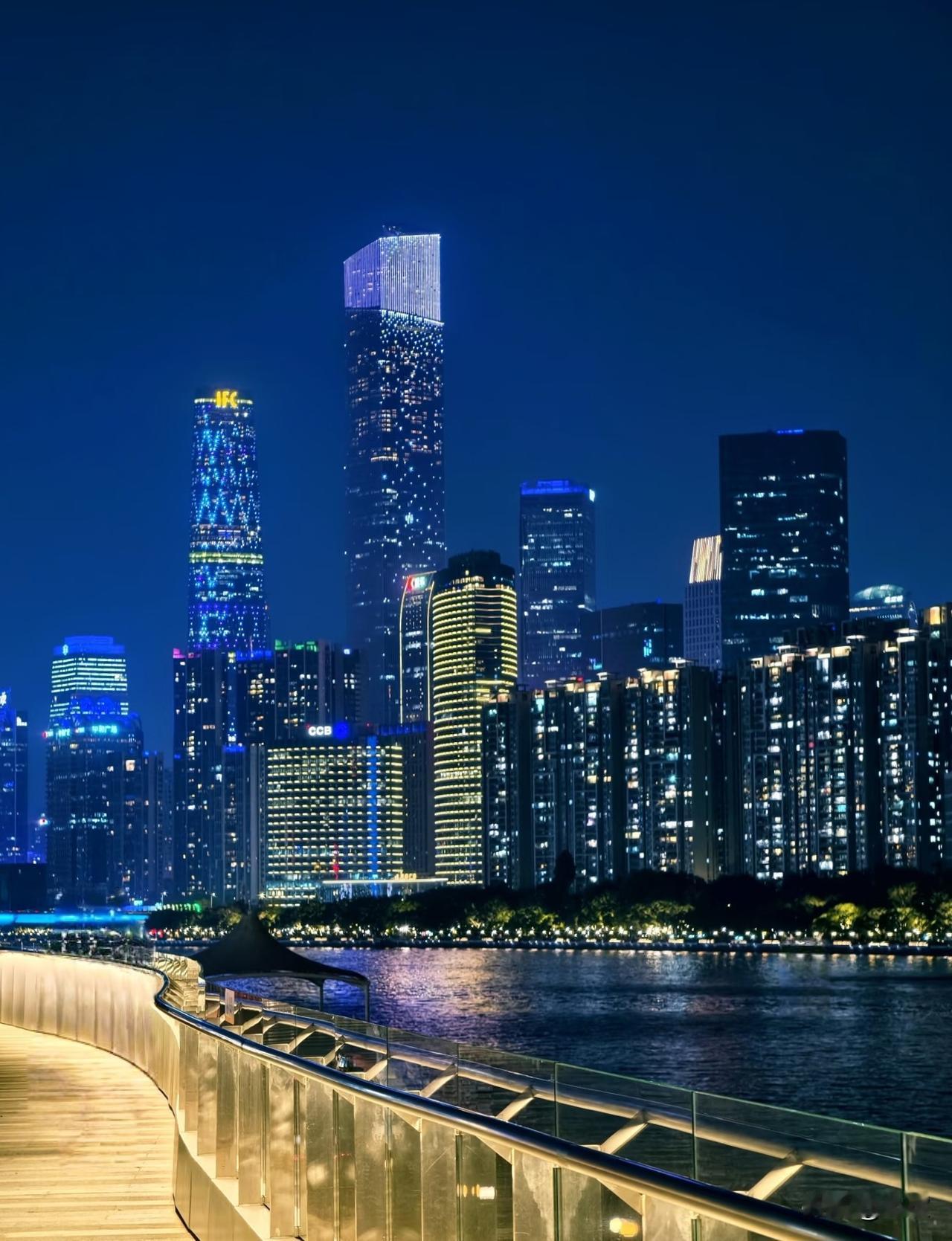 广州真的是一座美丽得让人沉醉的城市。白天，漫步在沙面岛，欧式建筑错落有致，仿佛穿