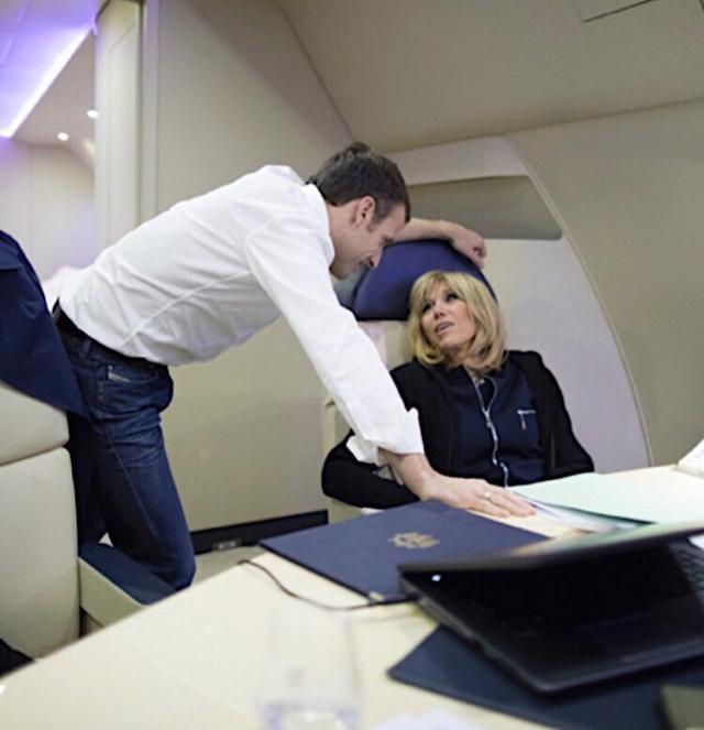 马克龙和妻子深情对视，他的动作潇洒自如，老妻在他怀里很小女人。真应了一句话，女人