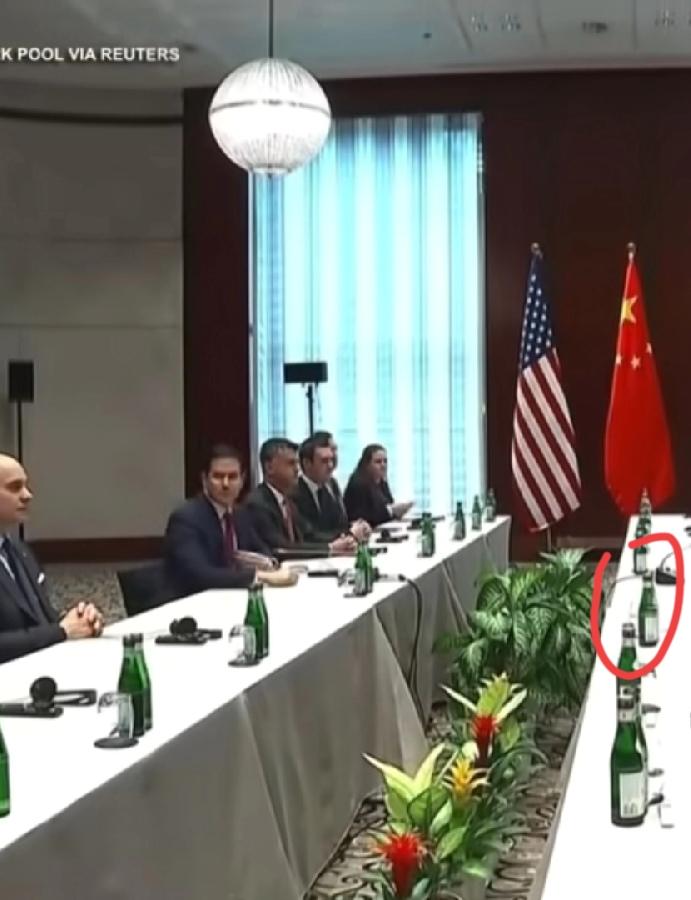 中美外长会谈，德国会务方有意思，不放矿泉水，每人2瓶绿瓶饮料，啤酒？慕尼黑啤酒再