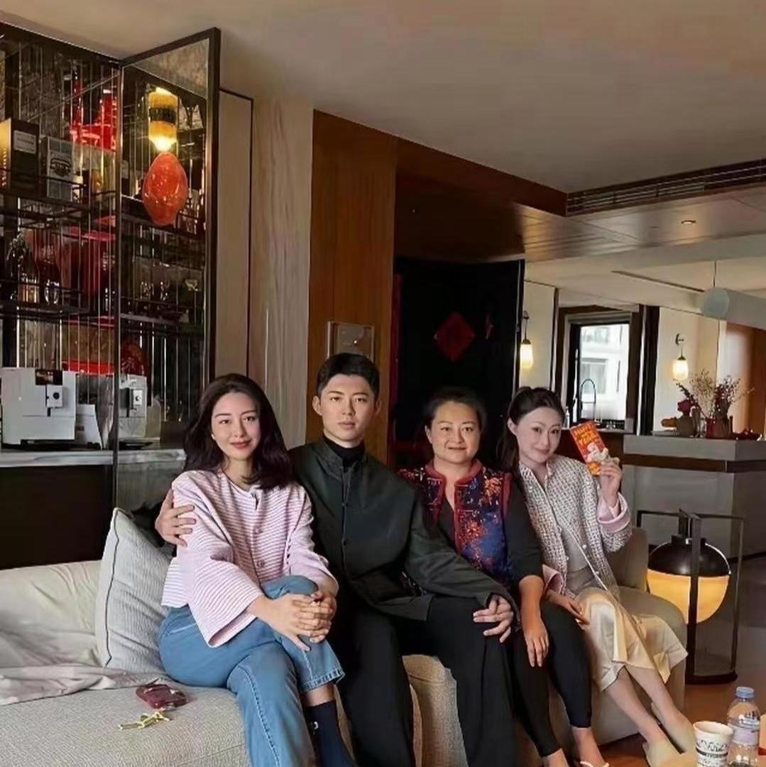 一张全家福，打破了外界所有流言！杨采钰和丈夫张向荣一家人合照曝光，婆婆、小