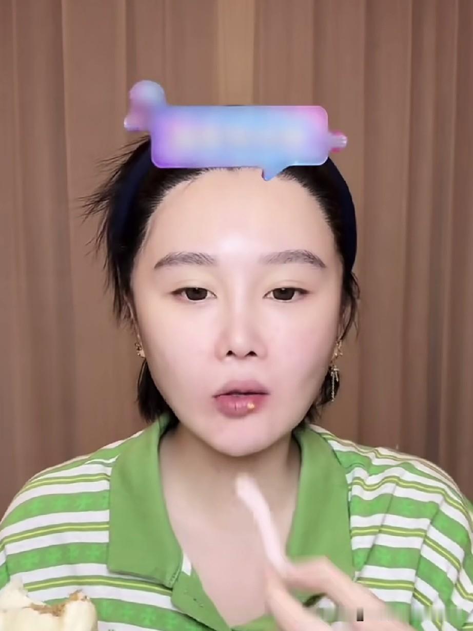 球球直播时在吃包子，粉丝问她是不是改做吃播了？她表示自己刚起床，妈妈就包了香喷喷