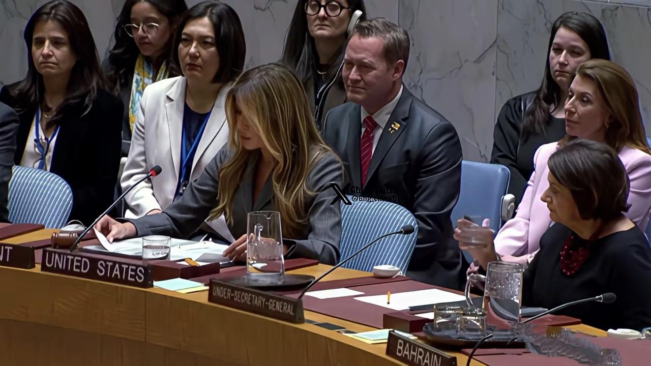 绷不住了特朗普派自己的老婆去联合国主持会议发言后面的随从人员脸都绿了本