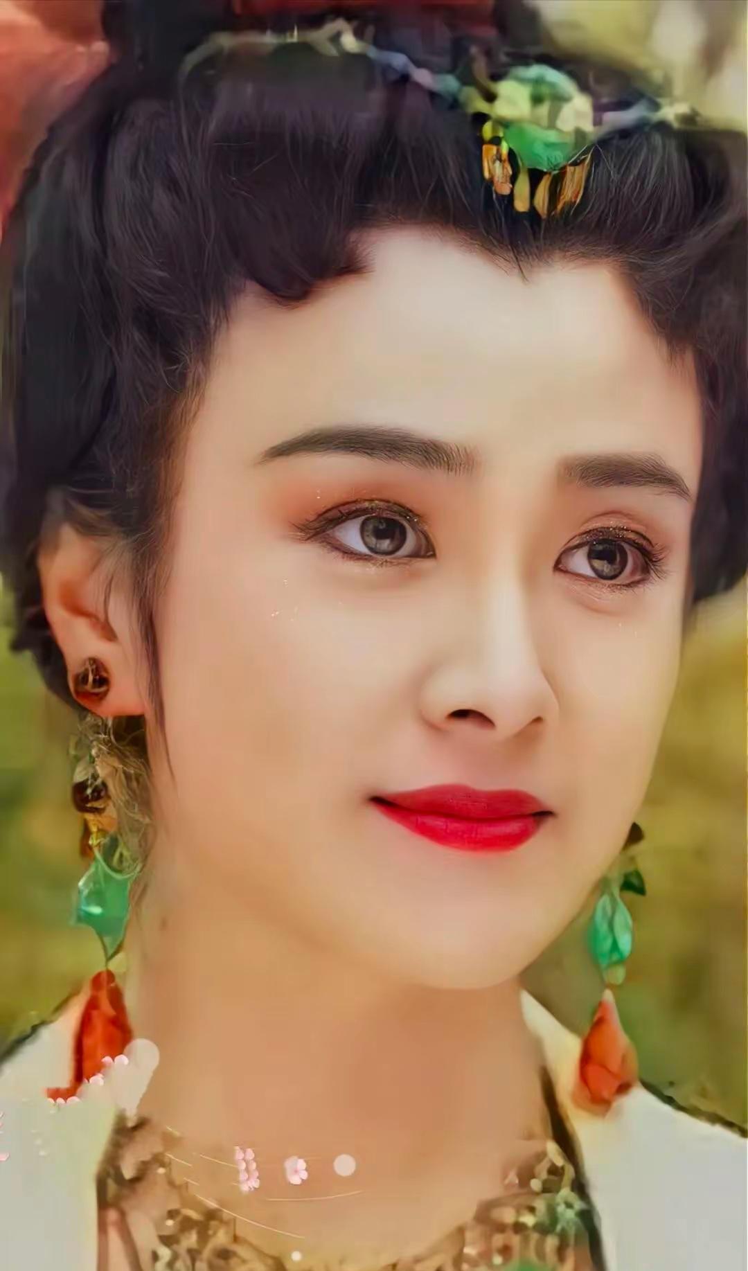 傅艺伟当年饰演杨吉儿这个角色，惊艳了无数人的青春！尤其那回眸一笑，真是千娇百