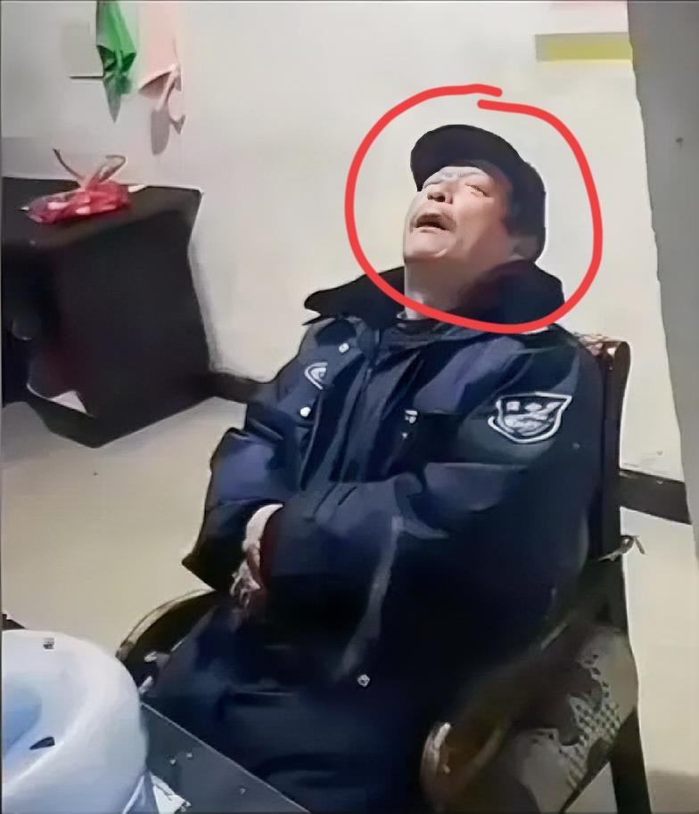 “毫无人性！连片刻喘息都有错！”2022年，广东清远一60岁保安，每天工作18小