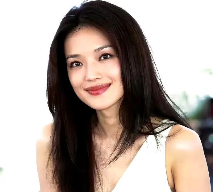 舒淇！舒淇！舒淇！那种慵懒又勾人的劲儿，仿佛自带“懒得讨好你，但你就得看我”的
