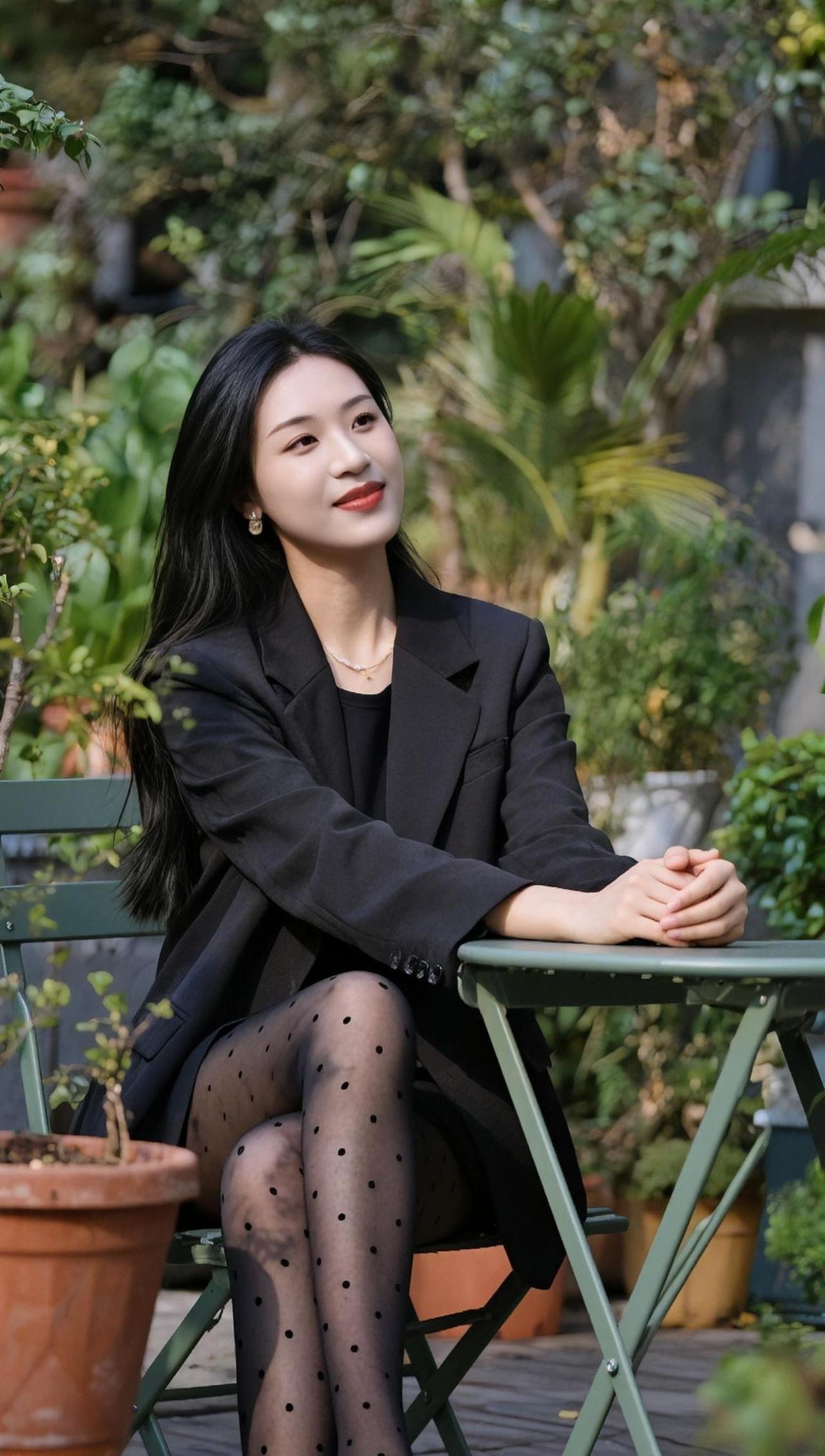 四季采风黑裙西装风庭隅风日好，闲坐对芳丛。素靥凝清露，乌丝拂软风。西装