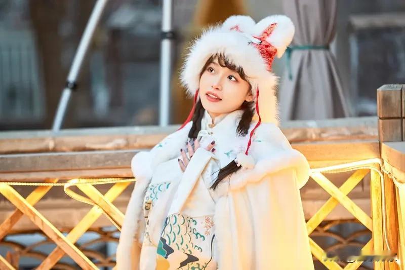 12月7日，黄晓明、王鹤棣等在乐山录制综艺时，出现了超搞笑的一幕。黄晓明想招呼王