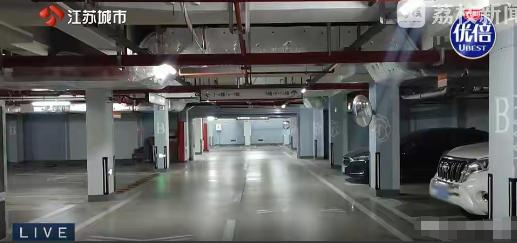 江苏太仓，男子买房时还买了一停车位，除物业费，每月要交60元汽车停放费，男子